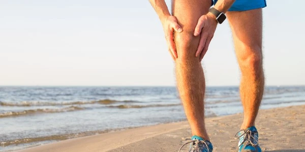 Walking-wear-tear-knee-arthrosis